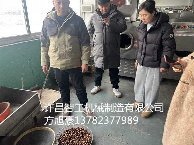 河南客户来厂炒制板栗