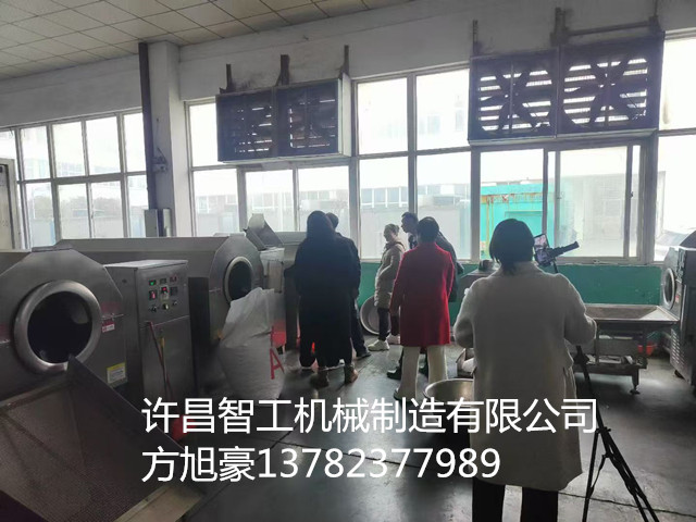 3月16日，客户带辣椒来厂试机电磁炒货机炒制